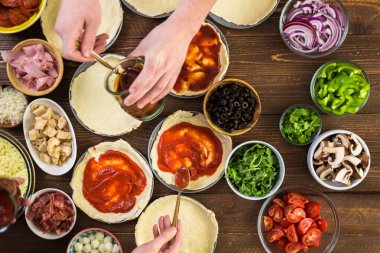 Küçük pizza hazırlama