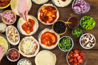 Küçük pizza hazırlama