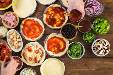 Küçük pizza hazırlama