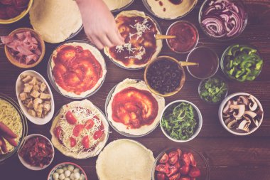 Küçük pizza hazırlama