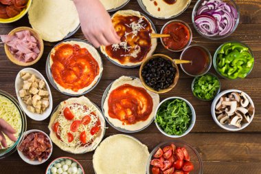 Küçük pizza hazırlama