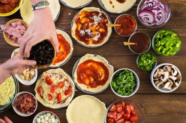 Küçük pizza hazırlama