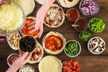 Küçük pizza hazırlama