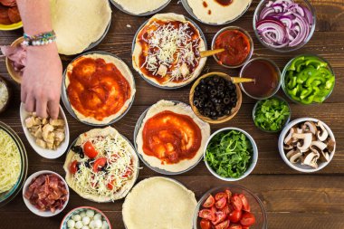 Küçük pizza hazırlama