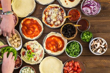 Küçük pizza hazırlama