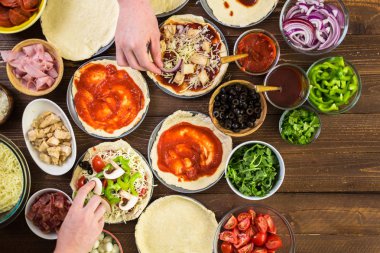 Küçük pizza hazırlama