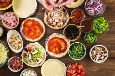 Küçük pizza hazırlama