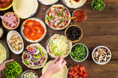 Küçük pizza hazırlama