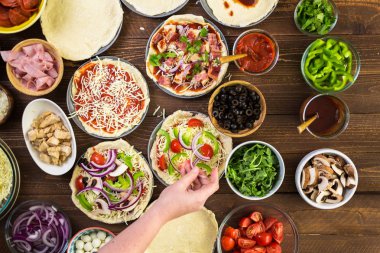 Küçük pizza hazırlama