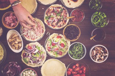 Küçük pizza hazırlama