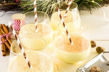 Geleneksel tatil yumurta nog içecekler