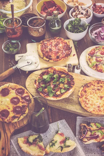 Vista de pequeñas pizzas — Foto de Stock