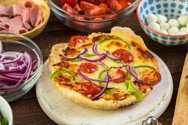 Vista de pequeñas pizzas — Foto de Stock