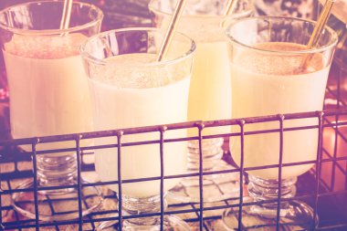 Geleneksel yumurta nog içecek gözlük