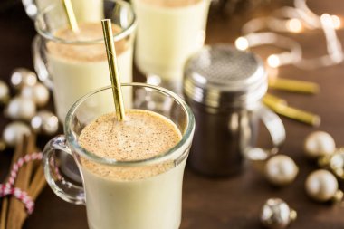 Geleneksel yumurta nog içecek gözlük