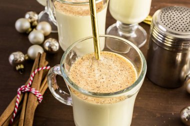 Geleneksel yumurta nog içecek gözlük