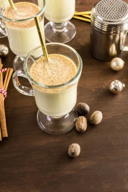 Geleneksel yumurta nog içecek gözlük