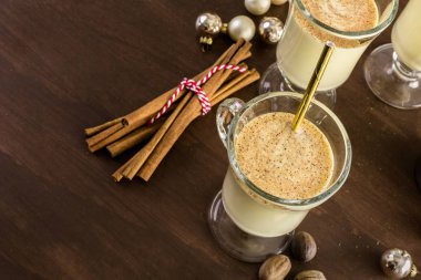 Geleneksel yumurta nog içecek gözlük