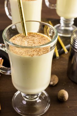 Geleneksel yumurta nog içecek gözlük