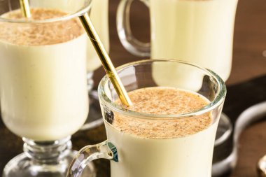 Geleneksel yumurta nog içecek gözlük