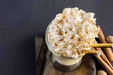 Geleneksel yumurta nog