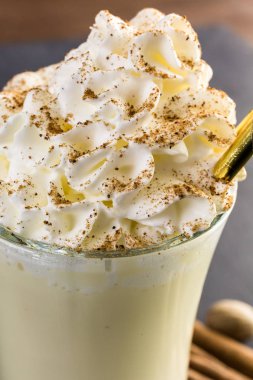 Geleneksel yumurta nog