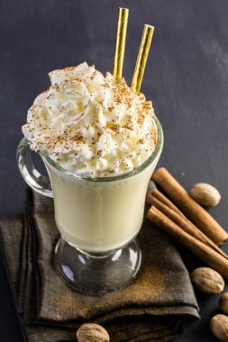 Geleneksel yumurta nog