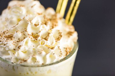 Geleneksel yumurta nog