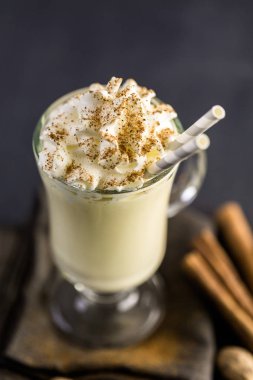 Geleneksel yumurta nog