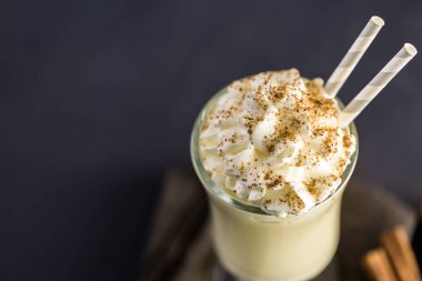 Geleneksel yumurta nog