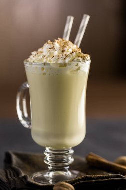 Geleneksel yumurta nog