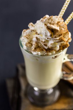 Geleneksel yumurta nog