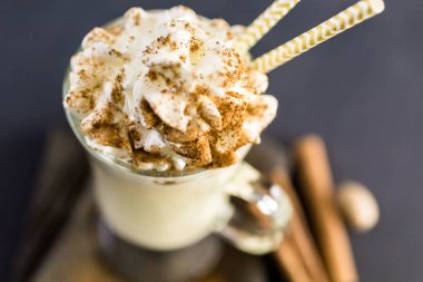 Geleneksel yumurta nog