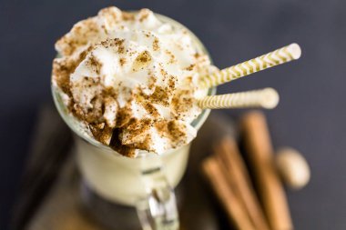 Geleneksel yumurta nog