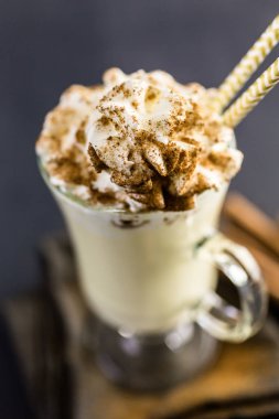 Geleneksel yumurta nog