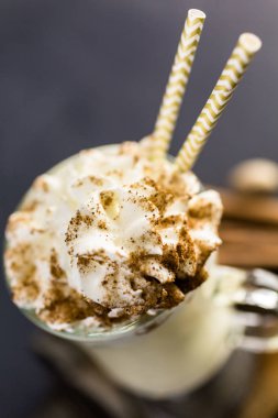 Geleneksel yumurta nog