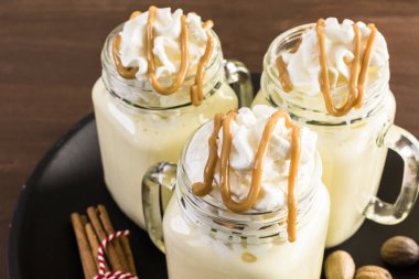 Kavanoz içme içinde geleneksel yumurta nog.