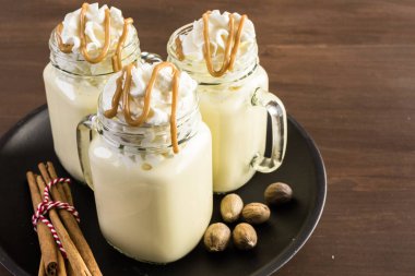 Kavanoz içme içinde geleneksel yumurta nog.