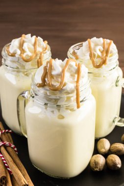 Kavanoz içme içinde geleneksel yumurta nog.