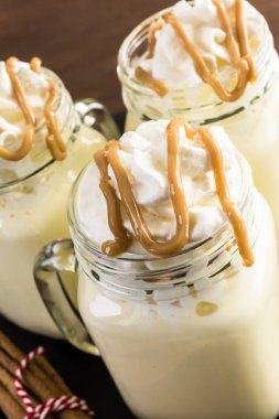 Kavanoz içme içinde geleneksel yumurta nog.