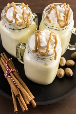 Kavanoz içme içinde geleneksel yumurta nog.