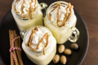 Kavanoz içme içinde geleneksel yumurta nog.