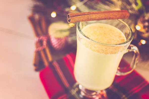 Egg nog napój w szkle — Zdjęcie stockowe