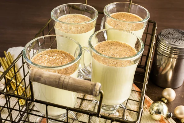 Tradičních egg nog nápoj v brýlích — Stock fotografie