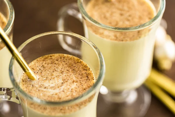 Geleneksel yumurta nog içecek gözlük