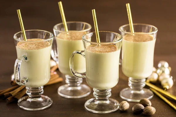 Traditionele ei nog drankje in glazen — Stockfoto