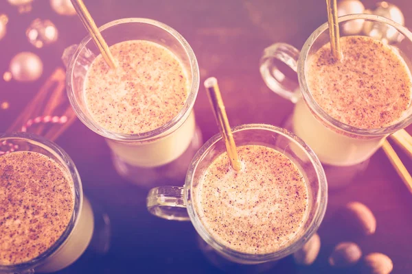 Geleneksel yumurta nog içecek gözlük