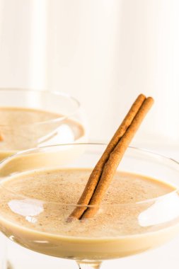 Tatil yumurta likörü kokteyl 