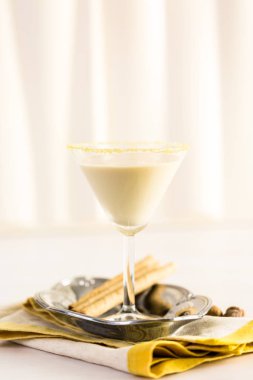 yumurta likörü koyu rom ve süt ile kokteyl