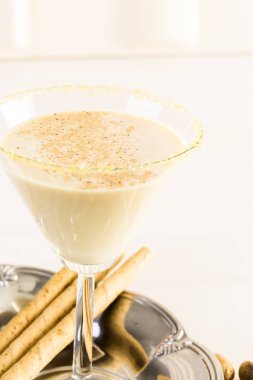 yumurta likörü koyu rom ve süt ile kokteyl